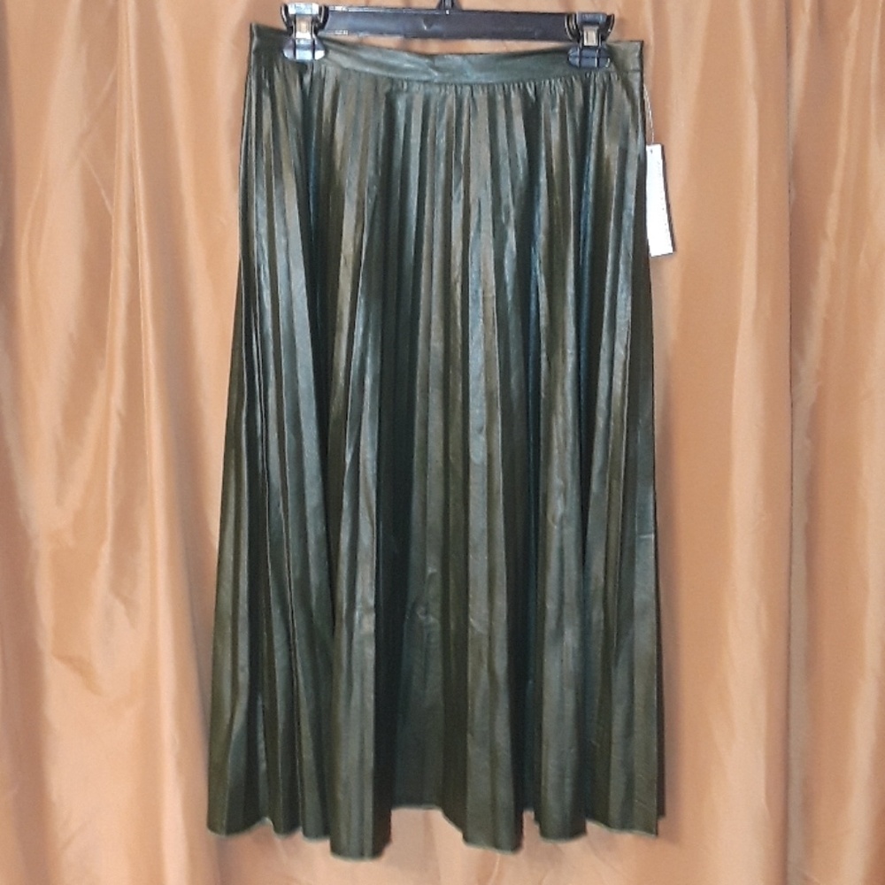** Signature Studio Pleated Polyurethane Skirt